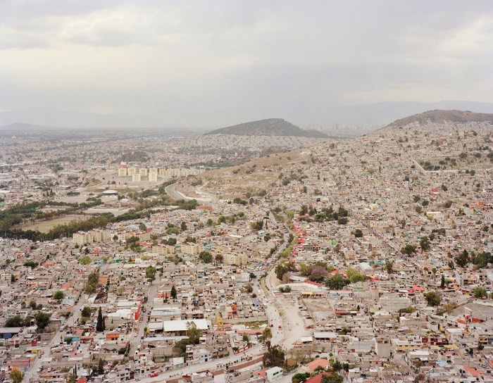 Para fotografar tudo que seria necessário para fazer a série Future Cities, Noah Addis teve que viajar pelo mundo e acabou explorando dezenas de lugares onde a população mora em residências informais. Residências informais é o termo técnico para aquilo que conhecemos como favelas. 