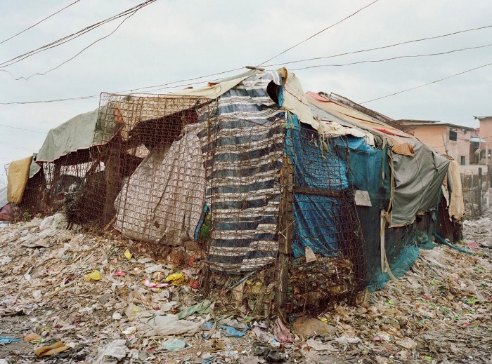 Para fotografar tudo que seria necessário para fazer a série Future Cities, Noah Addis teve que viajar pelo mundo e acabou explorando dezenas de lugares onde a população mora em residências informais. Residências informais é o termo técnico para aquilo que conhecemos como favelas. 