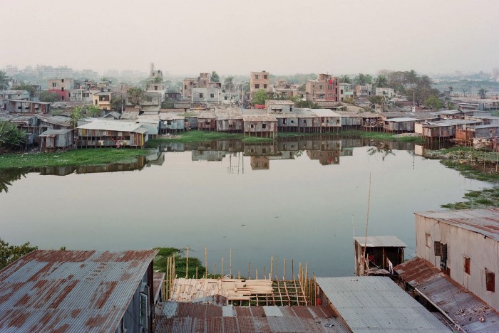 Para fotografar tudo que seria necessário para fazer a série Future Cities, Noah Addis teve que viajar pelo mundo e acabou explorando dezenas de lugares onde a população mora em residências informais. Residências informais é o termo técnico para aquilo que conhecemos como favelas. 