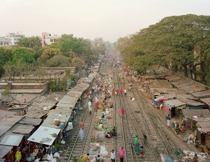 Para fotografar tudo que seria necessário para fazer a série Future Cities, Noah Addis teve que viajar pelo mundo e acabou explorando dezenas de lugares onde a população mora em residências informais. Residências informais é o termo técnico para aquilo que conhecemos como favelas. 