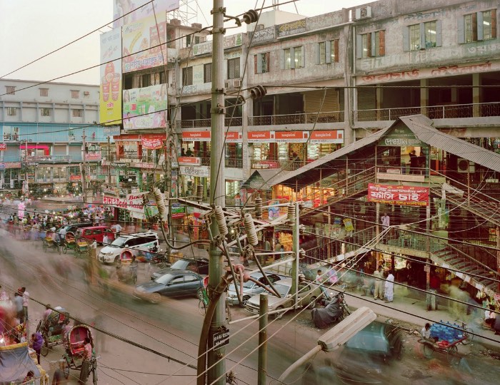 Para fotografar tudo que seria necessário para fazer a série Future Cities, Noah Addis teve que viajar pelo mundo e acabou explorando dezenas de lugares onde a população mora em residências informais. Residências informais é o termo técnico para aquilo que conhecemos como favelas. 