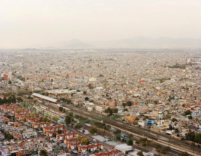 Para fotografar tudo que seria necessário para fazer a série Future Cities, Noah Addis teve que viajar pelo mundo e acabou explorando dezenas de lugares onde a população mora em residências informais. Residências informais é o termo técnico para aquilo que conhecemos como favelas. 