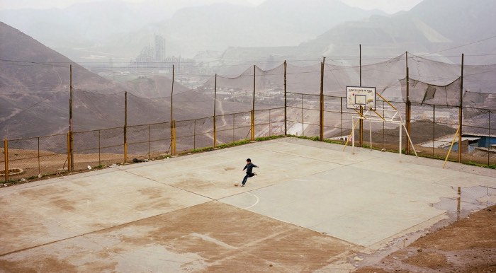 Para fotografar tudo que seria necessário para fazer a série Future Cities, Noah Addis teve que viajar pelo mundo e acabou explorando dezenas de lugares onde a população mora em residências informais. Residências informais é o termo técnico para aquilo que conhecemos como favelas. 