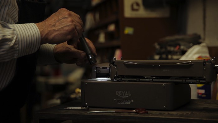 Gramercy Typewriter Company é uma empresa americana fundada em Nova Iorque há mais de 80 anos que é administrada por uma pequena equipe de pai e filho. E eles vendem e fazem manutenção em máquinas de escrever. Sim, você leu isso certo. Eles trabalham com máquinas de escrever e parece que eles gostam muito do que fazem.