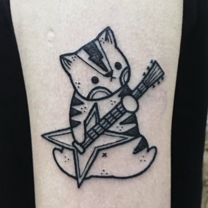 Hugo Tattooer é um tatuador e artista sul coreano que trabalho em um estúdio privado em Seul. Seu trabalho é marcado por desenhos originais que tem um visual bem característico e, também, muito fofo. Tão fofo que passei por todo seu instagram selecionando as fotos que você vai poder ver logo abaixo.