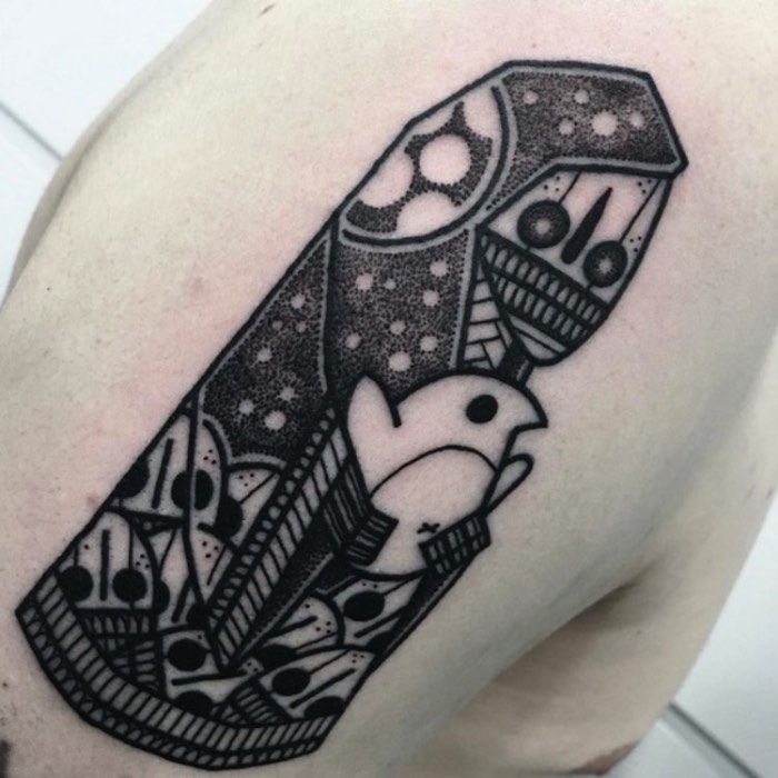 Hugo Tattooer é um tatuador e artista sul coreano que trabalho em um estúdio privado em Seul. Seu trabalho é marcado por desenhos originais que tem um visual bem característico e, também, muito fofo. Tão fofo que passei por todo seu instagram selecionando as fotos que você vai poder ver logo abaixo.