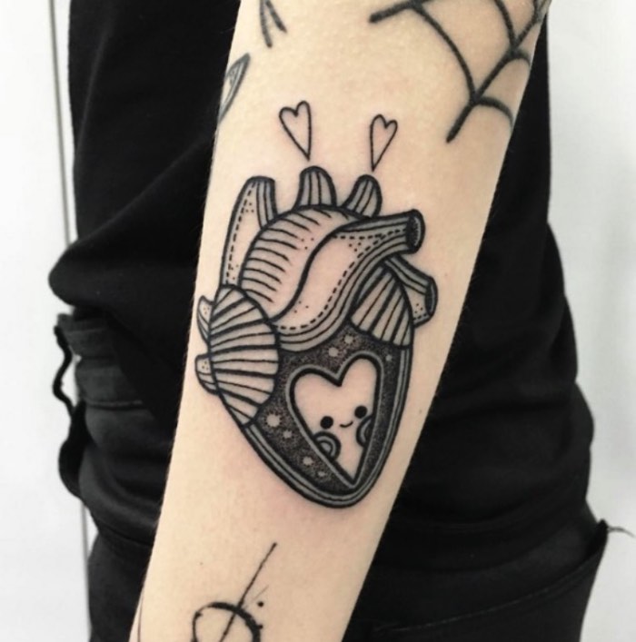 Hugo Tattooer é um tatuador e artista sul coreano que trabalho em um estúdio privado em Seul. Seu trabalho é marcado por desenhos originais que tem um visual bem característico e, também, muito fofo. Tão fofo que passei por todo seu instagram selecionando as fotos que você vai poder ver logo abaixo.