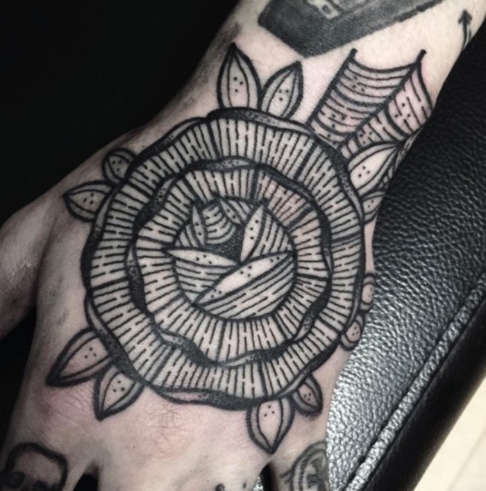 Hugo Tattooer é um tatuador e artista sul coreano que trabalho em um estúdio privado em Seul. Seu trabalho é marcado por desenhos originais que tem um visual bem característico e, também, muito fofo. Tão fofo que passei por todo seu instagram selecionando as fotos que você vai poder ver logo abaixo.