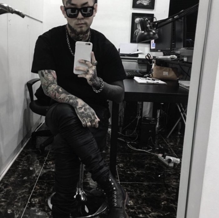 Hugo Tattooer é um tatuador e artista sul coreano que trabalho em um estúdio privado em Seul. Seu trabalho é marcado por desenhos originais que tem um visual bem característico e, também, muito fofo. Tão fofo que passei por todo seu instagram selecionando as fotos que você vai poder ver logo abaixo.