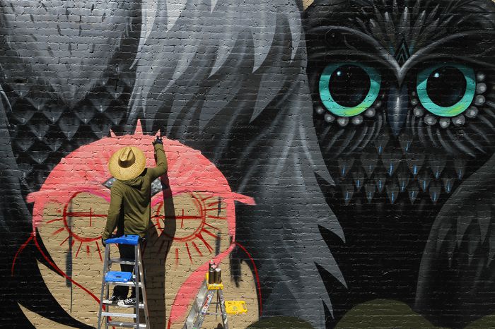 Jeff Soto é um pintor, um ilustrador e um artista de murais que já teve seu trabalho exposto ao redor do mundo, em galerias e museus. E tudo isso começou quando ele tinha cerca de 13 anos. Foi nessa idade que ele descobriu a arte e a pintura e, ao mesmo tempo, se deparou com o mundo ilegal da arte de rua. Desde então, ele tenta misturar os dois mundos e, pelo que dá para ver nas imagens abaixo e no seu portfólio, ele anda fazendo isso muito bem. 