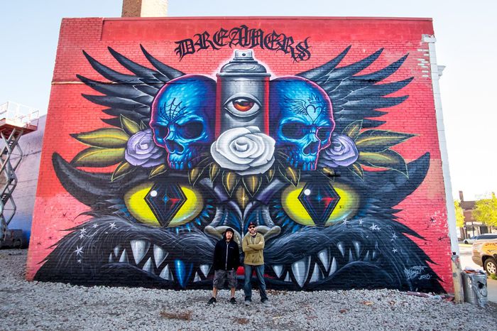 Jeff Soto é um pintor, um ilustrador e um artista de murais que já teve seu trabalho exposto ao redor do mundo, em galerias e museus. E tudo isso começou quando ele tinha cerca de 13 anos. Foi nessa idade que ele descobriu a arte e a pintura e, ao mesmo tempo, se deparou com o mundo ilegal da arte de rua. Desde então, ele tenta misturar os dois mundos e, pelo que dá para ver nas imagens abaixo e no seu portfólio, ele anda fazendo isso muito bem. 