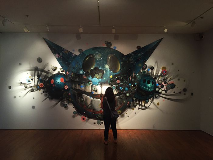 Jeff Soto é um pintor, um ilustrador e um artista de murais que já teve seu trabalho exposto ao redor do mundo, em galerias e museus. E tudo isso começou quando ele tinha cerca de 13 anos. Foi nessa idade que ele descobriu a arte e a pintura e, ao mesmo tempo, se deparou com o mundo ilegal da arte de rua. Desde então, ele tenta misturar os dois mundos e, pelo que dá para ver nas imagens abaixo e no seu portfólio, ele anda fazendo isso muito bem. 