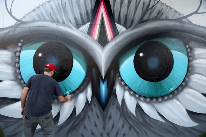 Jeff Soto é um pintor, um ilustrador e um artista de murais que já teve seu trabalho exposto ao redor do mundo, em galerias e museus. E tudo isso começou quando ele tinha cerca de 13 anos. Foi nessa idade que ele descobriu a arte e a pintura e, ao mesmo tempo, se deparou com o mundo ilegal da arte de rua. Desde então, ele tenta misturar os dois mundos e, pelo que dá para ver nas imagens abaixo e no seu portfólio, ele anda fazendo isso muito bem. 