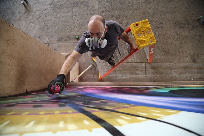 Jeff Soto é um pintor, um ilustrador e um artista de murais que já teve seu trabalho exposto ao redor do mundo, em galerias e museus. E tudo isso começou quando ele tinha cerca de 13 anos. Foi nessa idade que ele descobriu a arte e a pintura e, ao mesmo tempo, se deparou com o mundo ilegal da arte de rua. Desde então, ele tenta misturar os dois mundos e, pelo que dá para ver nas imagens abaixo e no seu portfólio, ele anda fazendo isso muito bem. 
