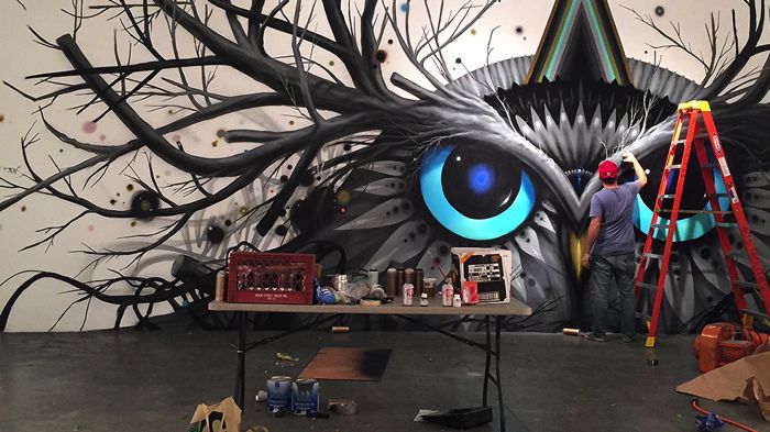Jeff Soto é um pintor, um ilustrador e um artista de murais que já teve seu trabalho exposto ao redor do mundo, em galerias e museus. E tudo isso começou quando ele tinha cerca de 13 anos. Foi nessa idade que ele descobriu a arte e a pintura e, ao mesmo tempo, se deparou com o mundo ilegal da arte de rua. Desde então, ele tenta misturar os dois mundos e, pelo que dá para ver nas imagens abaixo e no seu portfólio, ele anda fazendo isso muito bem. 