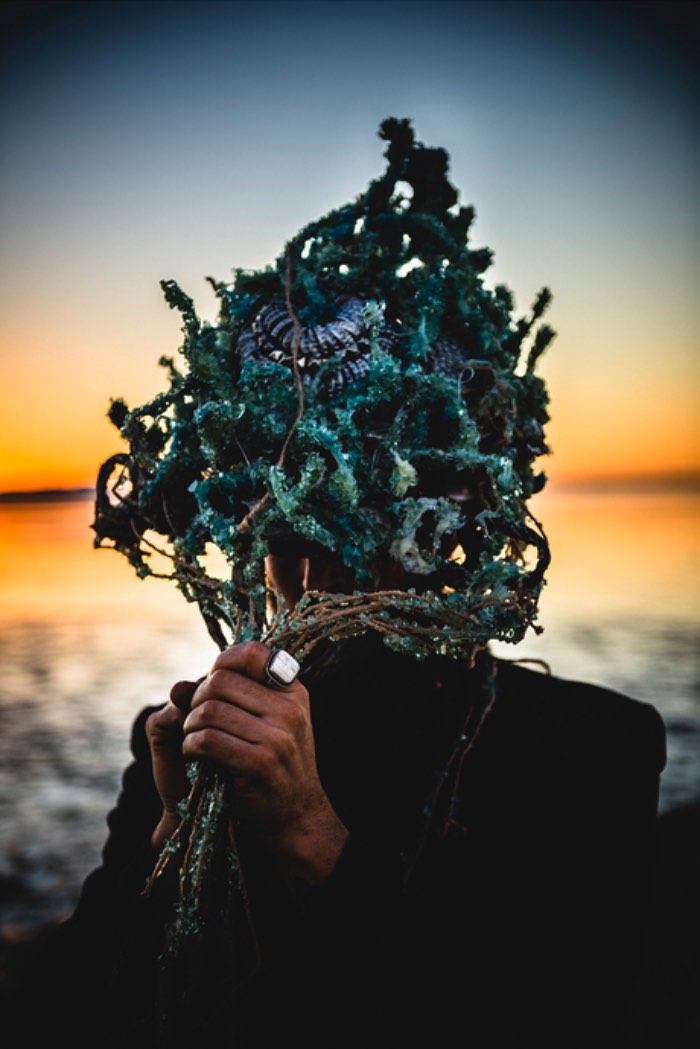 Todos nós temos medos e Lucien Shapiro sabe muito bem disso. Foi pensando nisso que ele resolveu colocar em prática o projeto que ele chama de A Fool's Journey, onde você vai ter a oportunidade de colocar seus medos em um recipiente. Para colocar essa ideia em prática, ele precisa atravessar os Estados Unidos, onde vai realizar rituais interativos que servem para coletar o medo e liderar as pessoas em direção a luz. 