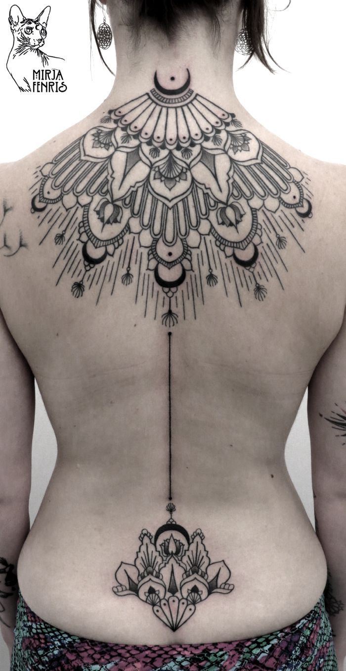 Há algumas semanas, lá estava eu andando por Friedrichshain quando me deparei com alguns desenhos na vitrine de uma loja. Foi assim que acabei descobrindo o trabalho da Mirja Fenris que, junto com a polonesa Axel Ejsmont, é uma das fundadores do Esjmont & Fenris Tattoo aqui em Berlim. Se você gosta de tatuagens monocromáticas em preto, geometria e pontilhismo, tenho certeza de que vai adorar as tatuagens logo abaixo.