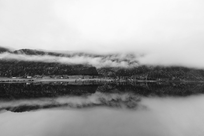 Já acompanho o trabalho de fotografia da Nydia Lilian no Behance tem alguns anos mas fiquei surpreso em saber que nunca publiquei nada dela por aqui. Para resolver isso, acabei selecionando algumas das imagens que ela tem em seu portfolio e acabei focando nas suas fotografias de paisagens.
