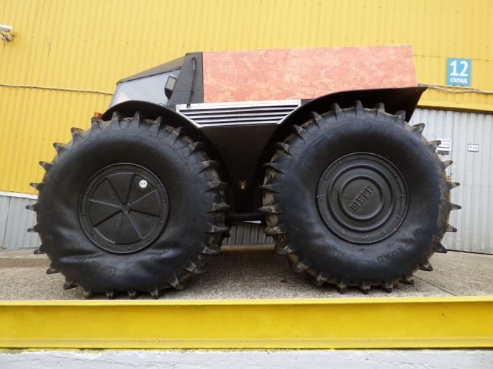 SHERP é um veículo anfíbio russo que tem um visual bem peculiar. Criado pelo mecânico Alexei Garagashyan, lá de São Petersburgo, esse veículo é um pouco menos do que um caminhão e muito mais do que um carro. 