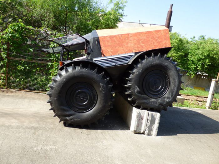 SHERP é um veículo anfíbio russo que tem um visual bem peculiar. Criado pelo mecânico Alexei Garagashyan, lá de São Petersburgo, esse veículo é um pouco menos do que um caminhão e muito mais do que um carro. 