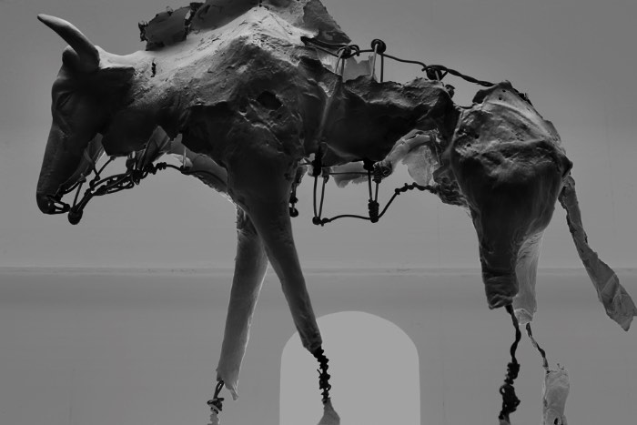 Os cenários criados pelo japonês Yuichi Ikehata misturam o digital e o físico, destruindo as fronteiras que separam a realidade da ficção. Na sua série Fragments of Long Term Memory, ele ainda explora um pouco da natureza fragmentada da memória e como ela poderia existir fisicamente e é um dos grandes destaques do seu portfolio. Portfolio esse que, durante vários momentos, me confundiu. E eu sem saber se suas imagens era digitais ou reais, acabei tendendo a renderização 3D e acabei errado.