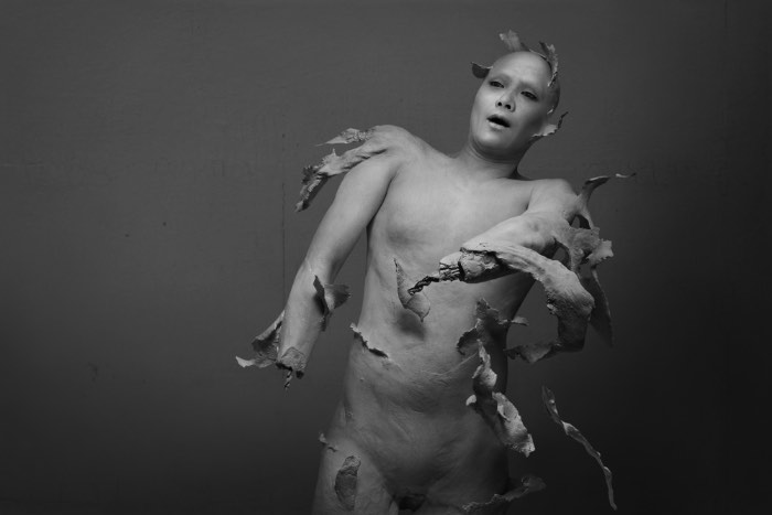 Os cenários criados pelo japonês Yuichi Ikehata misturam o digital e o físico, destruindo as fronteiras que separam a realidade da ficção. Na sua série Fragments of Long Term Memory, ele ainda explora um pouco da natureza fragmentada da memória e como ela poderia existir fisicamente e é um dos grandes destaques do seu portfolio. Portfolio esse que, durante vários momentos, me confundiu. E eu sem saber se suas imagens era digitais ou reais, acabei tendendo a renderização 3D e acabei errado.