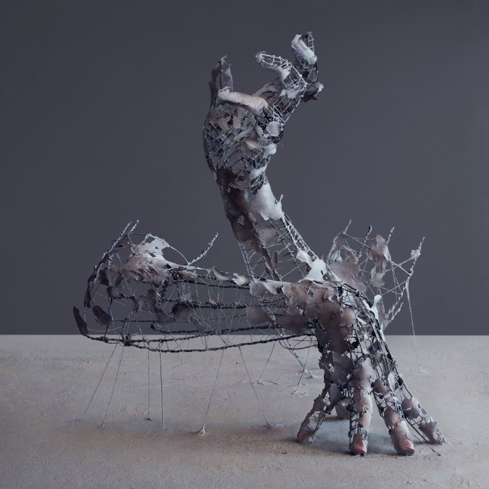 Os cenários criados pelo japonês Yuichi Ikehata misturam o digital e o físico, destruindo as fronteiras que separam a realidade da ficção. Na sua série Fragments of Long Term Memory, ele ainda explora um pouco da natureza fragmentada da memória e como ela poderia existir fisicamente e é um dos grandes destaques do seu portfolio. Portfolio esse que, durante vários momentos, me confundiu. E eu sem saber se suas imagens era digitais ou reais, acabei tendendo a renderização 3D e acabei errado.