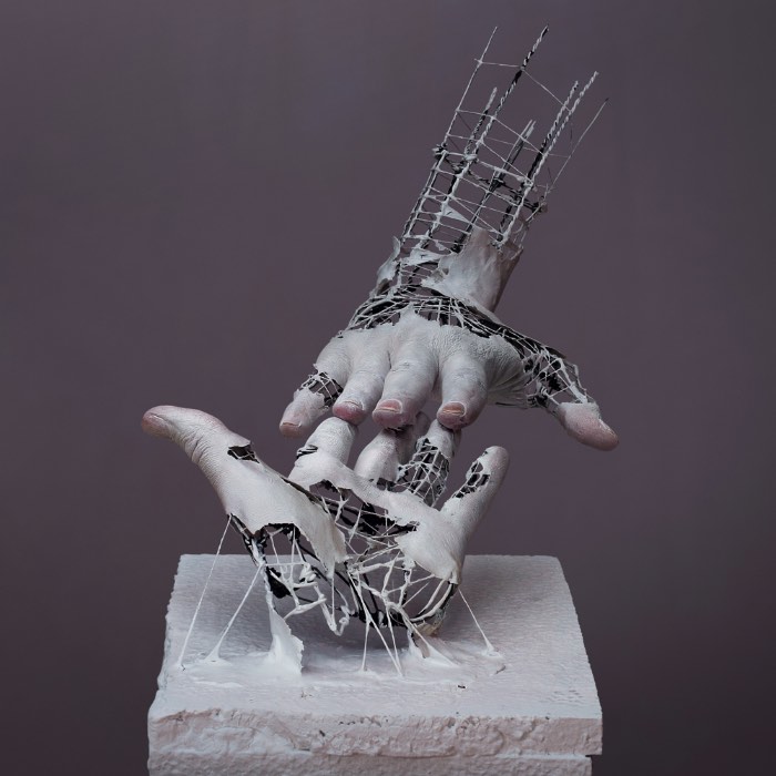 Os cenários criados pelo japonês Yuichi Ikehata misturam o digital e o físico, destruindo as fronteiras que separam a realidade da ficção. Na sua série Fragments of Long Term Memory, ele ainda explora um pouco da natureza fragmentada da memória e como ela poderia existir fisicamente e é um dos grandes destaques do seu portfolio. Portfolio esse que, durante vários momentos, me confundiu. E eu sem saber se suas imagens era digitais ou reais, acabei tendendo a renderização 3D e acabei errado.