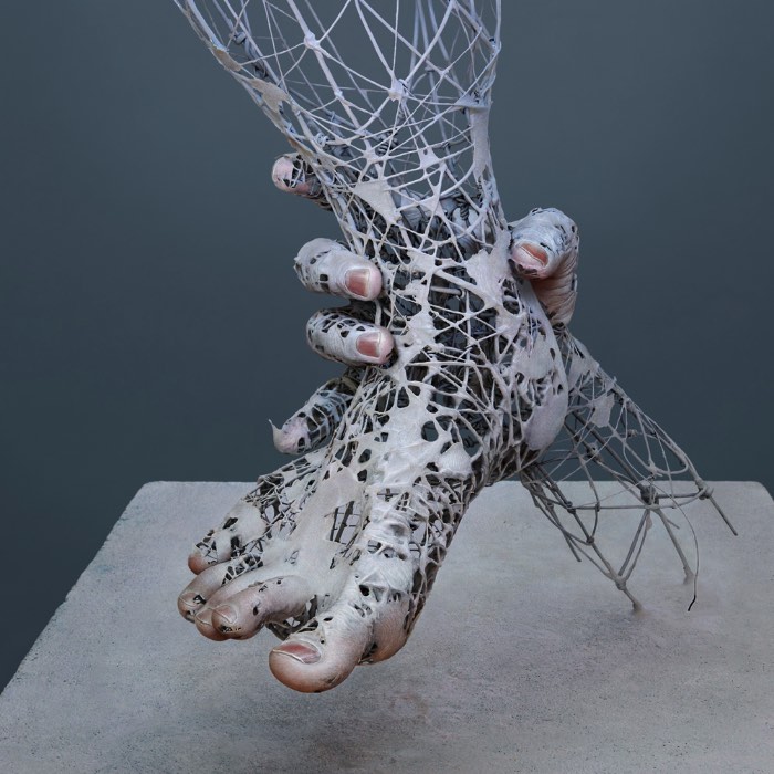 Os cenários criados pelo japonês Yuichi Ikehata misturam o digital e o físico, destruindo as fronteiras que separam a realidade da ficção. Na sua série Fragments of Long Term Memory, ele ainda explora um pouco da natureza fragmentada da memória e como ela poderia existir fisicamente e é um dos grandes destaques do seu portfolio. Portfolio esse que, durante vários momentos, me confundiu. E eu sem saber se suas imagens era digitais ou reais, acabei tendendo a renderização 3D e acabei errado.