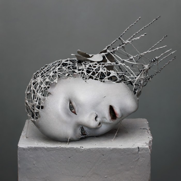 Os cenários criados pelo japonês Yuichi Ikehata misturam o digital e o físico, destruindo as fronteiras que separam a realidade da ficção. Na sua série Fragments of Long Term Memory, ele ainda explora um pouco da natureza fragmentada da memória e como ela poderia existir fisicamente e é um dos grandes destaques do seu portfolio. Portfolio esse que, durante vários momentos, me confundiu. E eu sem saber se suas imagens era digitais ou reais, acabei tendendo a renderização 3D e acabei errado.