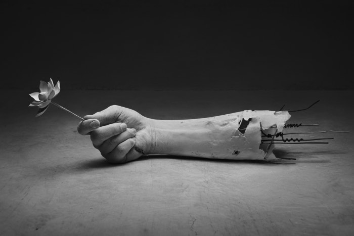 Os cenários criados pelo japonês Yuichi Ikehata misturam o digital e o físico, destruindo as fronteiras que separam a realidade da ficção. Na sua série Fragments of Long Term Memory, ele ainda explora um pouco da natureza fragmentada da memória e como ela poderia existir fisicamente e é um dos grandes destaques do seu portfolio. Portfolio esse que, durante vários momentos, me confundiu. E eu sem saber se suas imagens era digitais ou reais, acabei tendendo a renderização 3D e acabei errado.