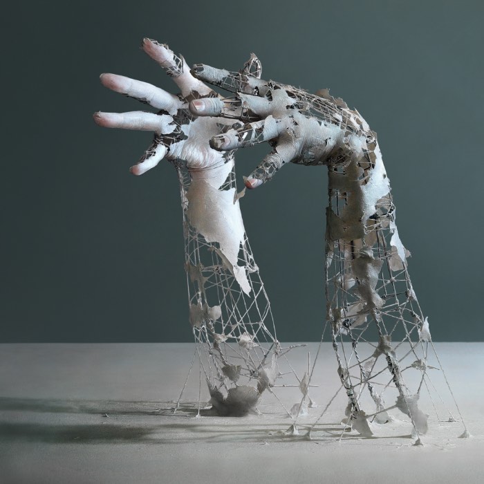 Os cenários criados pelo japonês Yuichi Ikehata misturam o digital e o físico, destruindo as fronteiras que separam a realidade da ficção. Na sua série Fragments of Long Term Memory, ele ainda explora um pouco da natureza fragmentada da memória e como ela poderia existir fisicamente e é um dos grandes destaques do seu portfolio. Portfolio esse que, durante vários momentos, me confundiu. E eu sem saber se suas imagens era digitais ou reais, acabei tendendo a renderização 3D e acabei errado.