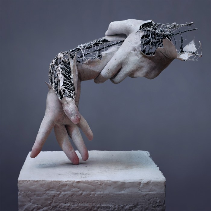 Os cenários criados pelo japonês Yuichi Ikehata misturam o digital e o físico, destruindo as fronteiras que separam a realidade da ficção. Na sua série Fragments of Long Term Memory, ele ainda explora um pouco da natureza fragmentada da memória e como ela poderia existir fisicamente e é um dos grandes destaques do seu portfolio. Portfolio esse que, durante vários momentos, me confundiu. E eu sem saber se suas imagens era digitais ou reais, acabei tendendo a renderização 3D e acabei errado.