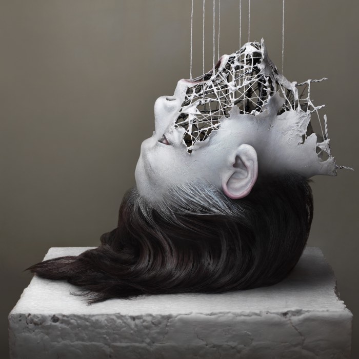 Os cenários criados pelo japonês Yuichi Ikehata misturam o digital e o físico, destruindo as fronteiras que separam a realidade da ficção. Na sua série Fragments of Long Term Memory, ele ainda explora um pouco da natureza fragmentada da memória e como ela poderia existir fisicamente e é um dos grandes destaques do seu portfolio. Portfolio esse que, durante vários momentos, me confundiu. E eu sem saber se suas imagens era digitais ou reais, acabei tendendo a renderização 3D e acabei errado.