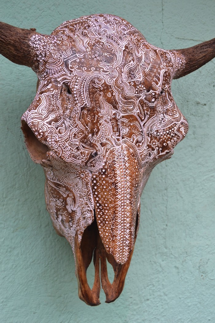 Jason Borders é um artista americano baseado em Portland cujo trabalho é feito usando carcaças de animais e usando de seus ossos como obras de arte. 