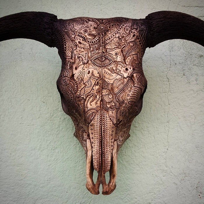 Jason Borders é um artista americano baseado em Portland cujo trabalho é feito usando carcaças de animais e usando de seus ossos como obras de arte. 