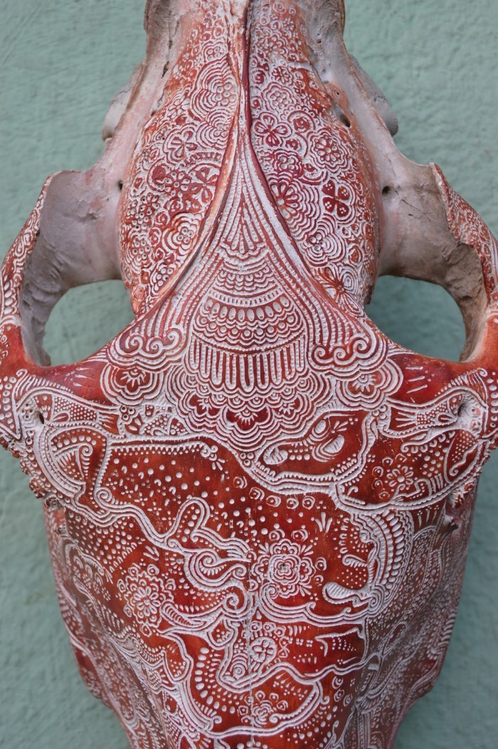 Jason Borders é um artista americano baseado em Portland cujo trabalho é feito usando carcaças de animais e usando de seus ossos como obras de arte. 