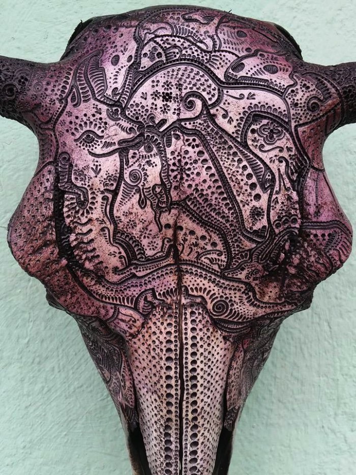 Jason Borders é um artista americano baseado em Portland cujo trabalho é feito usando carcaças de animais e usando de seus ossos como obras de arte. 