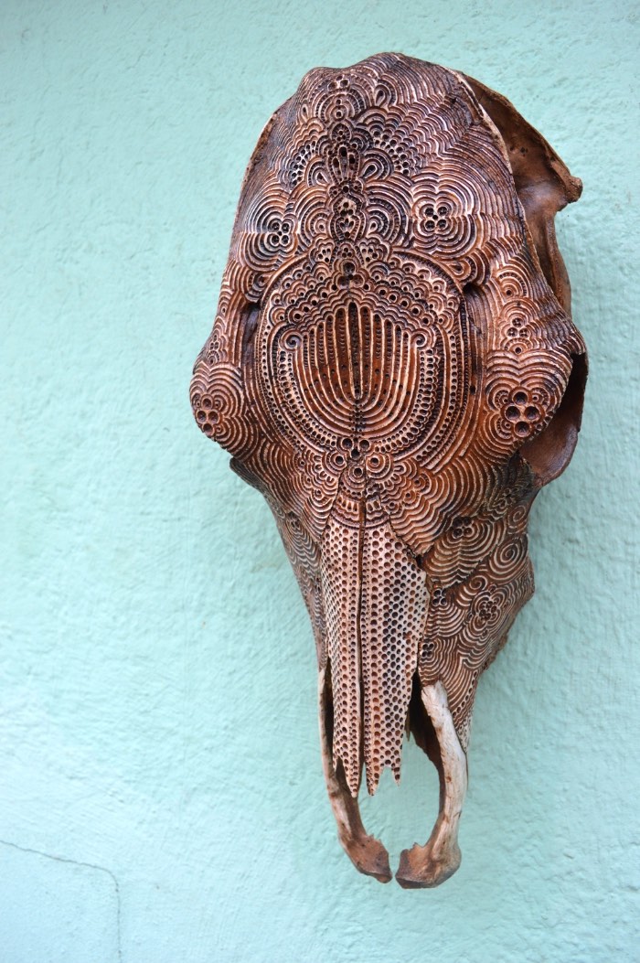 Jason Borders é um artista americano baseado em Portland cujo trabalho é feito usando carcaças de animais e usando de seus ossos como obras de arte. 