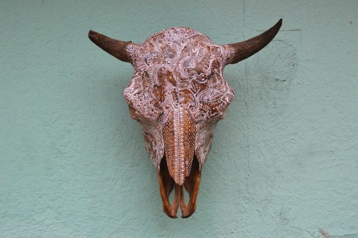 Jason Borders é um artista americano baseado em Portland cujo trabalho é feito usando carcaças de animais e usando de seus ossos como obras de arte. 