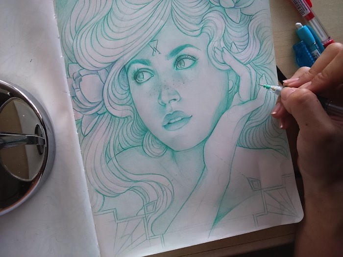 Marta Adán é uma ilustradora espanhola baseada em Castellón de la Plana cujo trabalho é voltado para figuras femininas. Figuras essas que aparecem em ilustrações bem coloridas e feitas a mão.