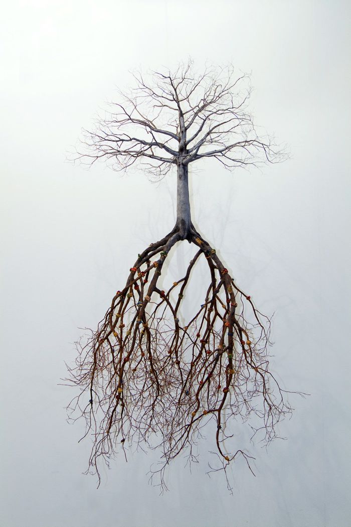 Jorge Mayet é um artista cubano que recria as paisagens de seu país através de pedaços de arame, papel e outros elementos. É assim que ele tenta formar sua cultura, suas raízes e sua identidade pessoal. E foi exatamente isso que chamou minha atenção no trabalho de escultura dele.