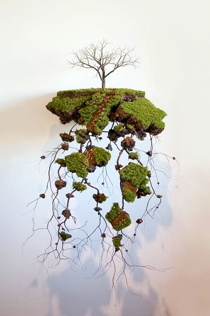 Jorge Mayet é um artista cubano que recria as paisagens de seu país através de pedaços de arame, papel e outros elementos. É assim que ele tenta formar sua cultura, suas raízes e sua identidade pessoal. E foi exatamente isso que chamou minha atenção no trabalho de escultura dele.