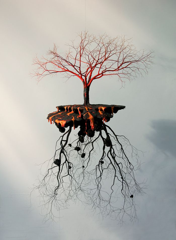 Jorge Mayet é um artista cubano que recria as paisagens de seu país através de pedaços de arame, papel e outros elementos. É assim que ele tenta formar sua cultura, suas raízes e sua identidade pessoal. E foi exatamente isso que chamou minha atenção no trabalho de escultura dele.