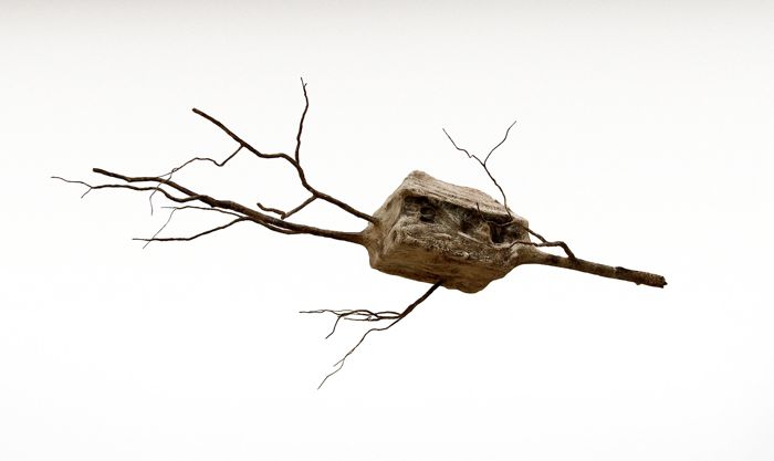Jorge Mayet é um artista cubano que recria as paisagens de seu país através de pedaços de arame, papel e outros elementos. É assim que ele tenta formar sua cultura, suas raízes e sua identidade pessoal. E foi exatamente isso que chamou minha atenção no trabalho de escultura dele.