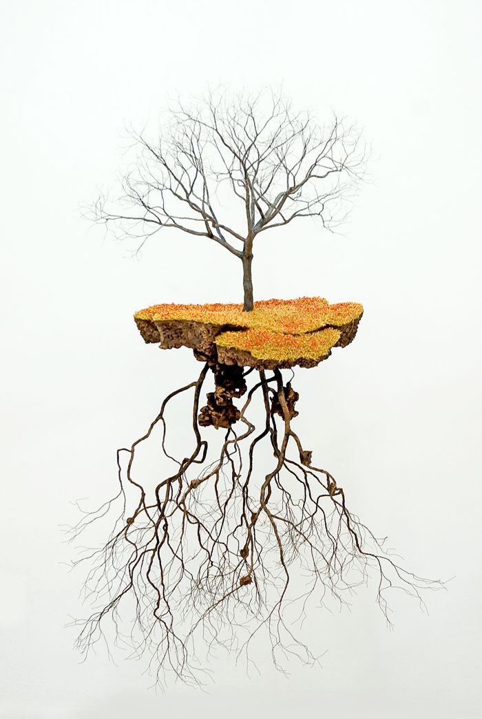 Jorge Mayet é um artista cubano que recria as paisagens de seu país através de pedaços de arame, papel e outros elementos. É assim que ele tenta formar sua cultura, suas raízes e sua identidade pessoal. E foi exatamente isso que chamou minha atenção no trabalho de escultura dele.