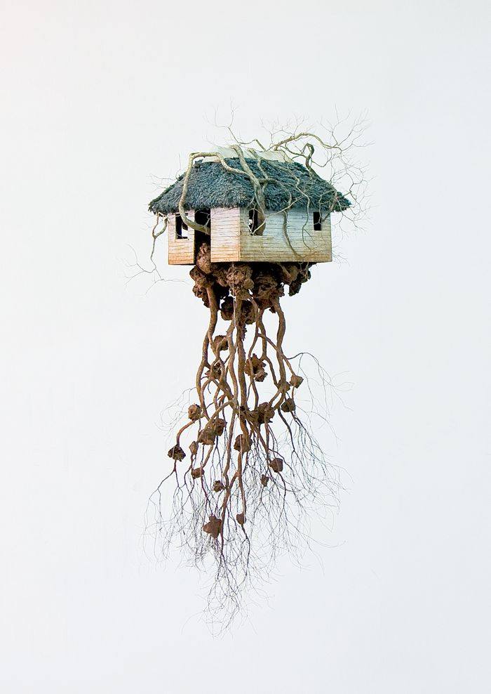 Jorge Mayet é um artista cubano que recria as paisagens de seu país através de pedaços de arame, papel e outros elementos. É assim que ele tenta formar sua cultura, suas raízes e sua identidade pessoal. E foi exatamente isso que chamou minha atenção no trabalho de escultura dele.