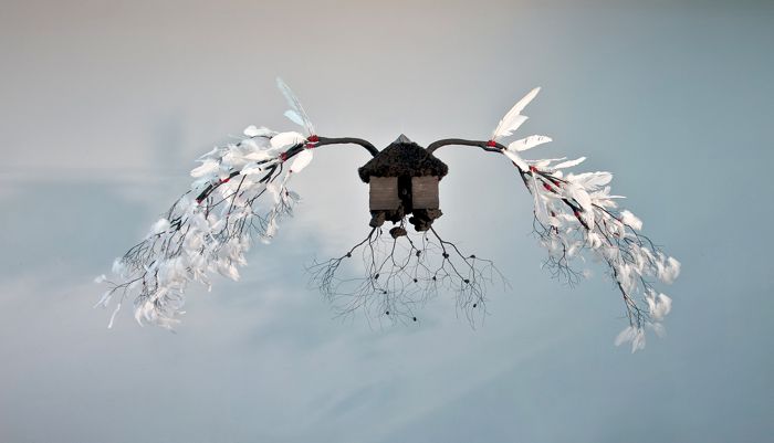Jorge Mayet é um artista cubano que recria as paisagens de seu país através de pedaços de arame, papel e outros elementos. É assim que ele tenta formar sua cultura, suas raízes e sua identidade pessoal. E foi exatamente isso que chamou minha atenção no trabalho de escultura dele.