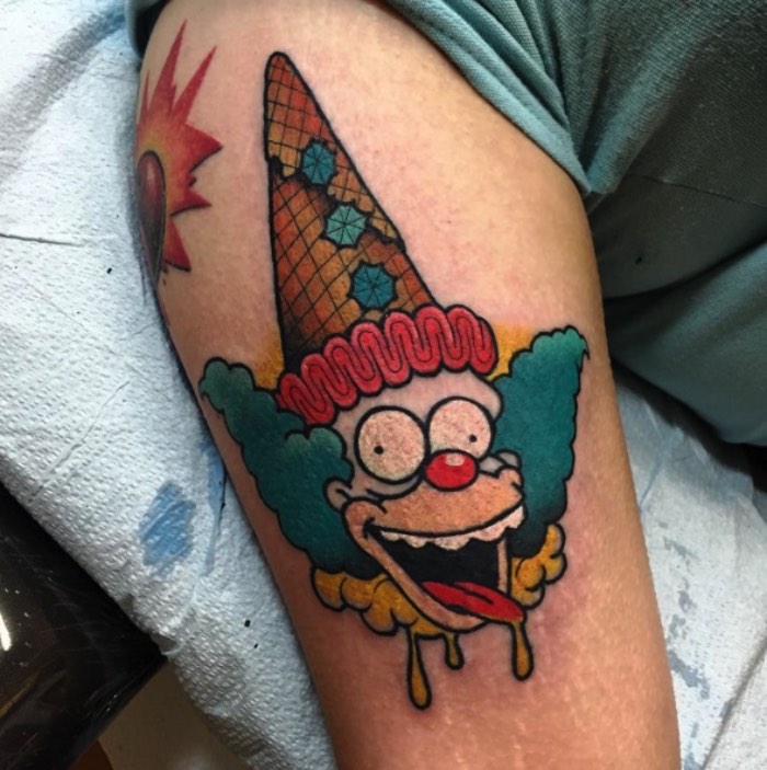Conheci o trabalho da Christina Hock no instagram há alguns meses e passei a acompanhar tudo que ela faz por culpa desse primeiro contato. Isso aconteceu por que, a primeira imagem que vi do seu trabalho foi de um Homer Simpson em forma de Baphomet. Lembro de ficar olhando para aquela imagem e só me questionando no porquê que eu nunca havia pensado naquela combinação antes.
