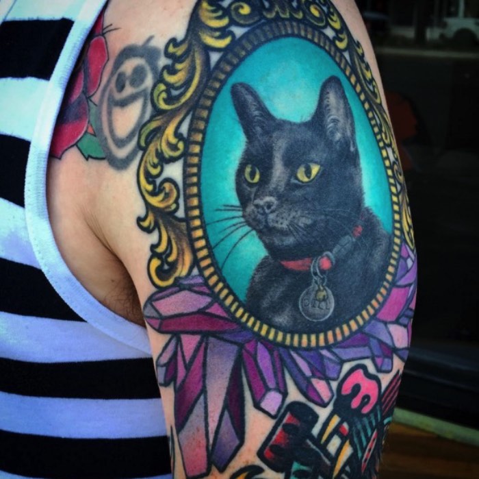 Conheci o trabalho da Christina Hock no instagram há alguns meses e passei a acompanhar tudo que ela faz por culpa desse primeiro contato. Isso aconteceu por que, a primeira imagem que vi do seu trabalho foi de um Homer Simpson em forma de Baphomet. Lembro de ficar olhando para aquela imagem e só me questionando no porquê que eu nunca havia pensado naquela combinação antes.